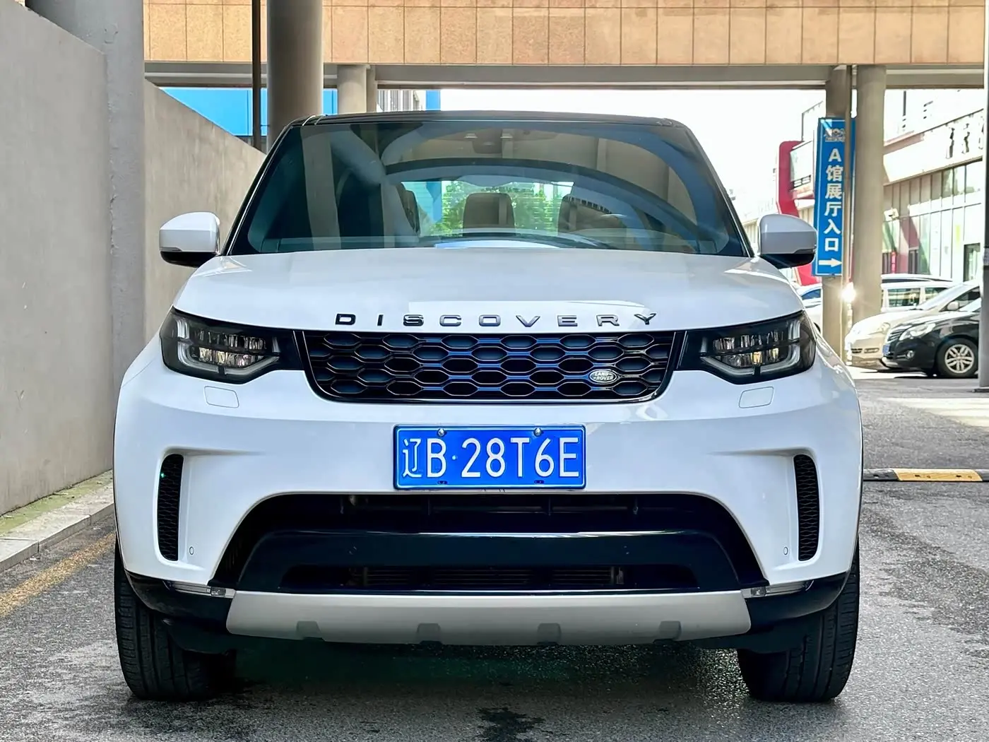 Land Rover Discovery 2017 — Фото 2/9