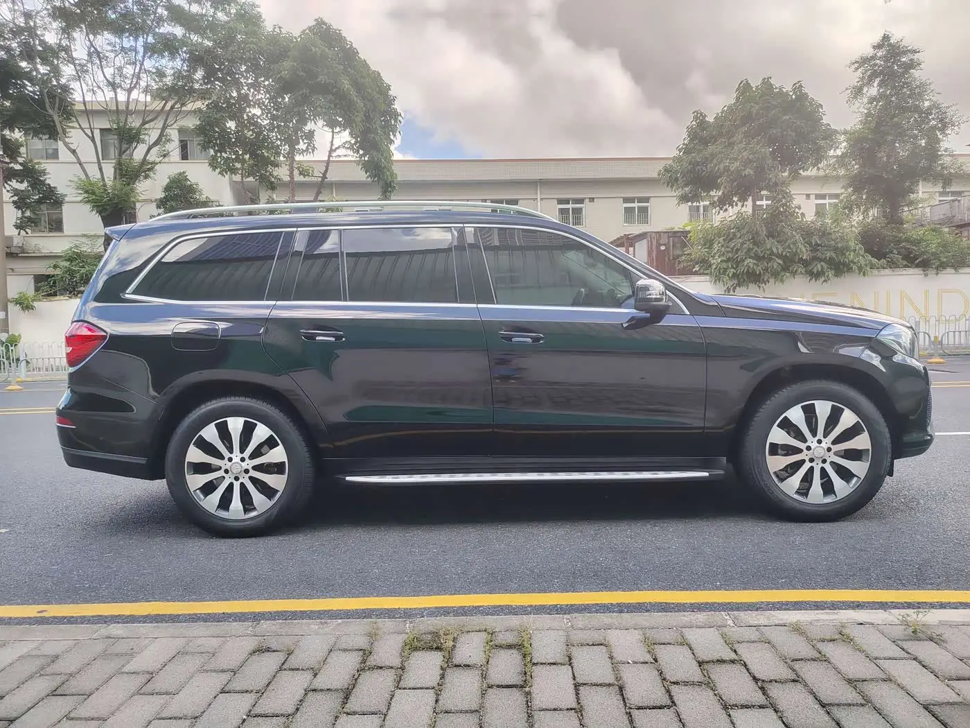 Mercedes-Benz GLS 2016 — Photo 8/20