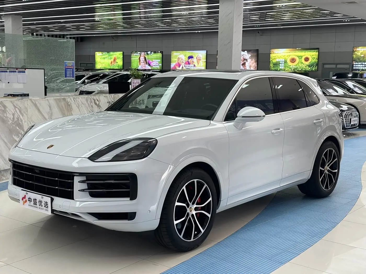 Porsche Cayenne 2024 — Фото 1/20
