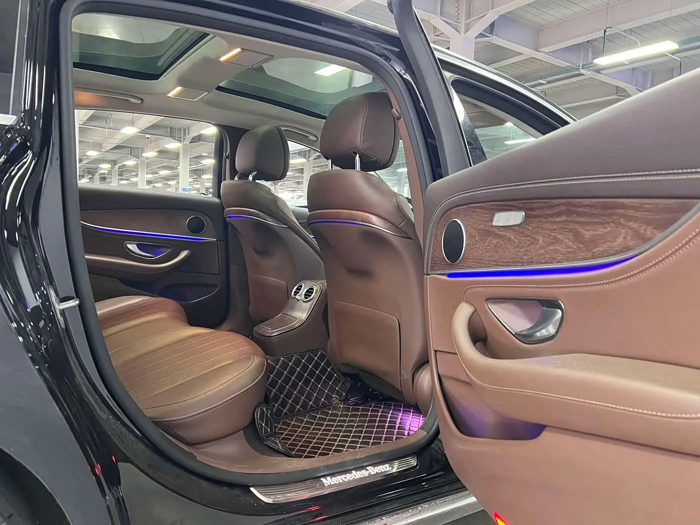 Mercedes-Benz E-Class 2023 — Photo 7/9