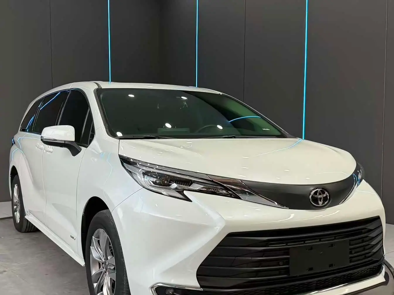 Toyota Sienna 2024 — Şəkil 3/12