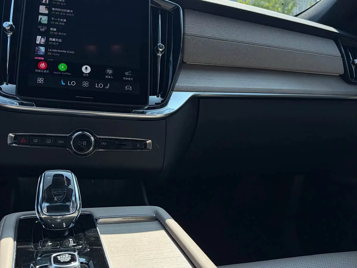Volvo XC90 Plug-in Hybrid 2025 — Şəkil 12/13