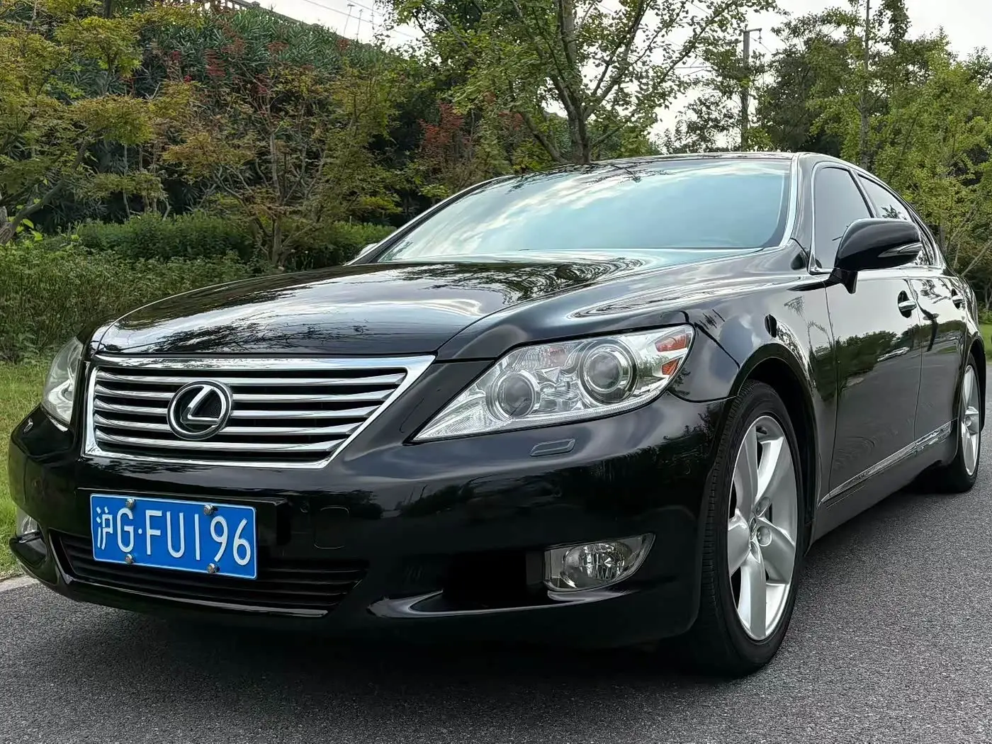 Lexus LS 2011 — Photo 1/12