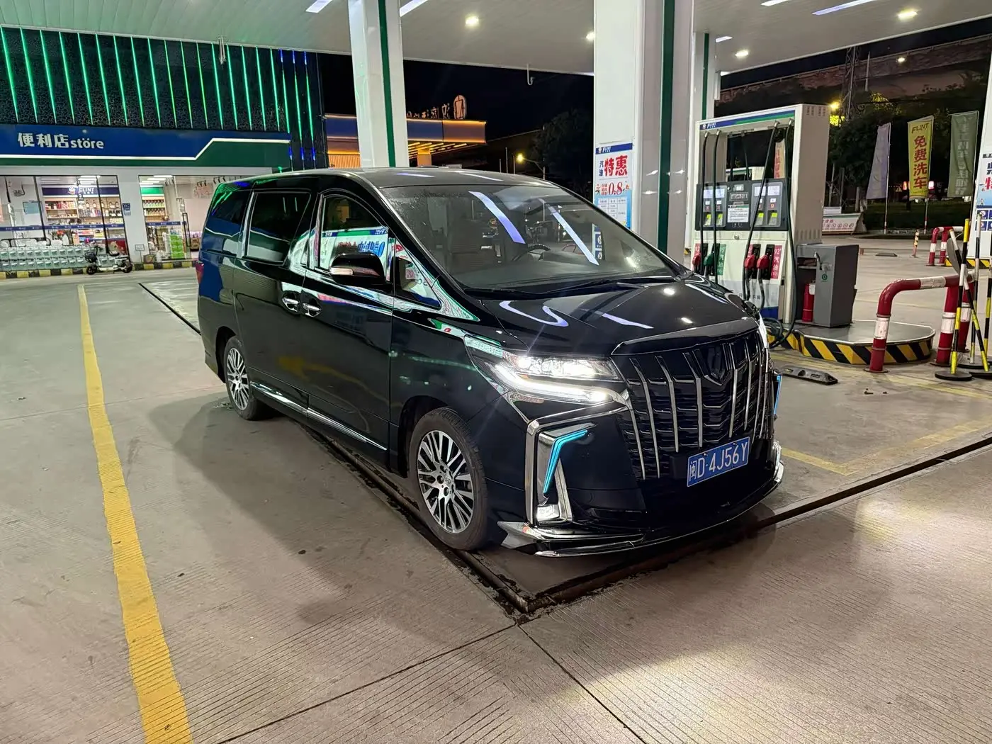 Toyota Alphard 2011 — Photo 1/8