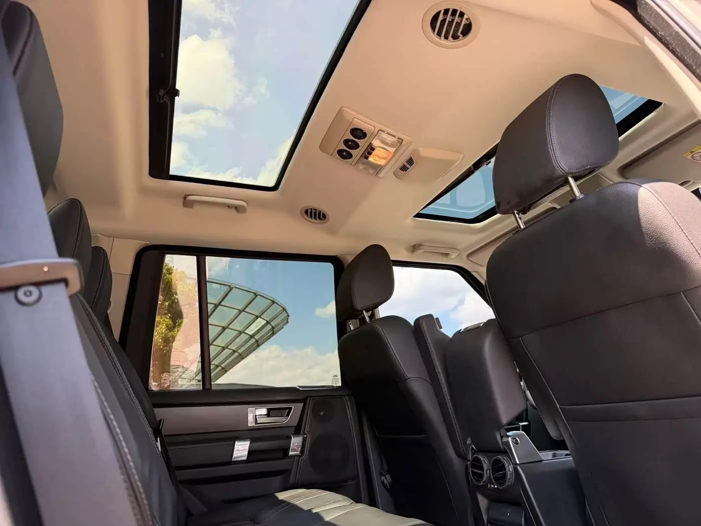 Land Rover Discovery 2016 — Photo 15/19