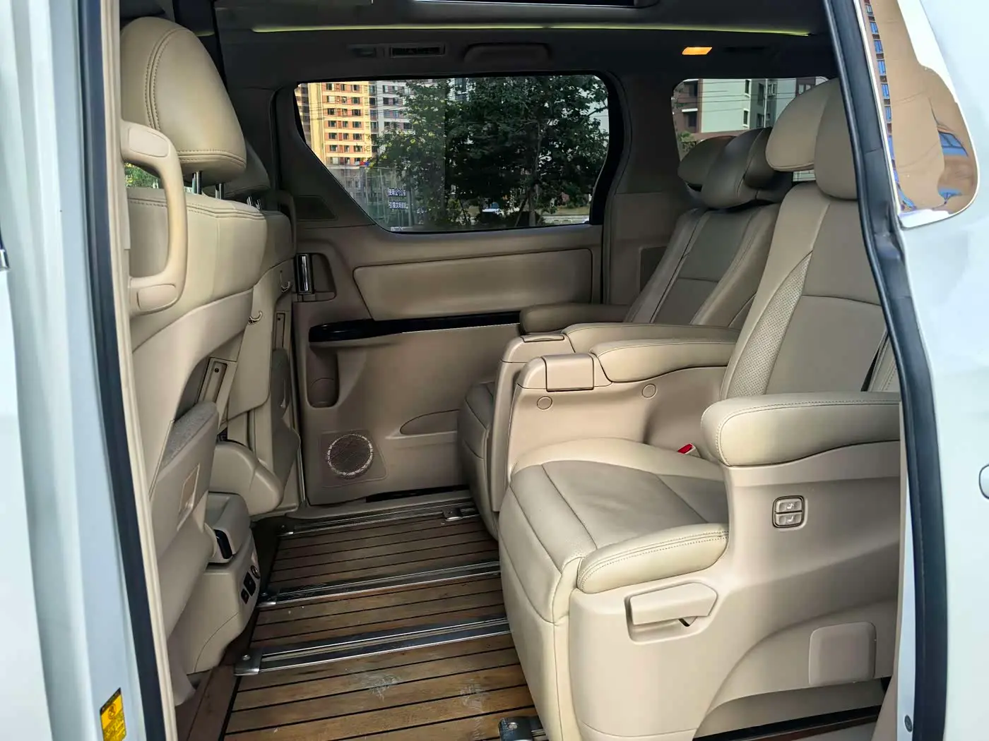 Toyota Alphard 2013 — Photo 8/14