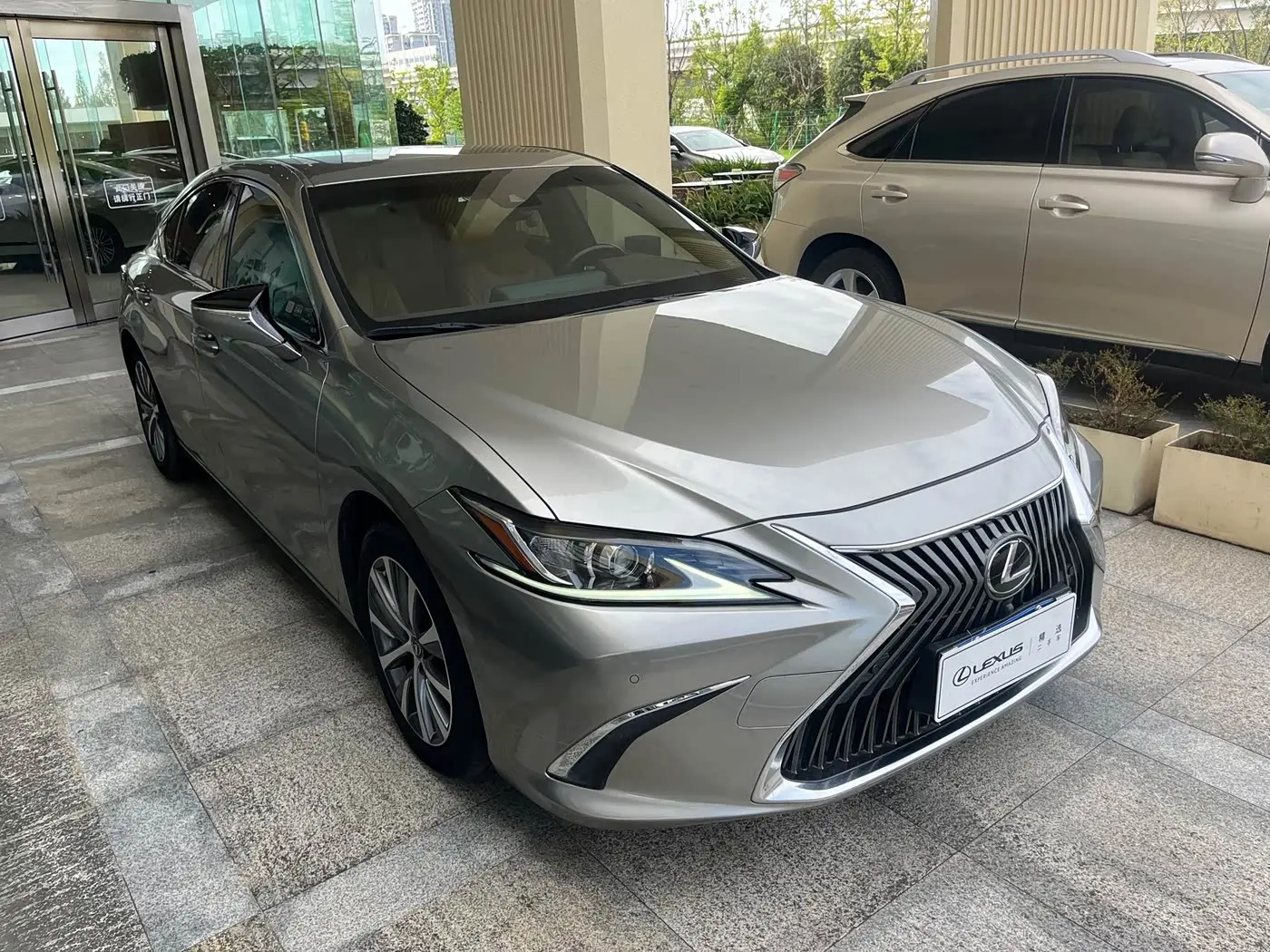 Lexus ES 2019 — Photo 3/17