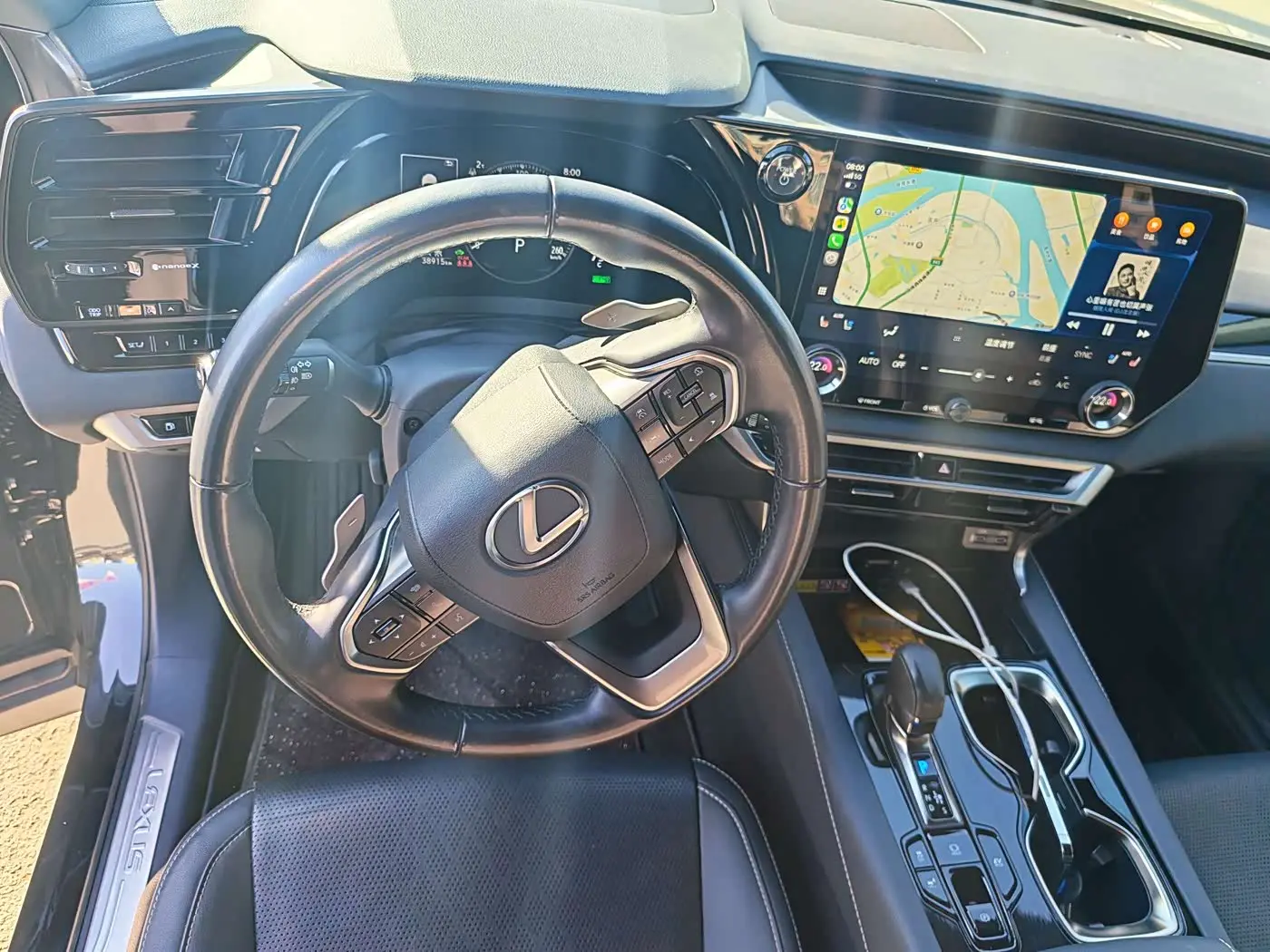 Lexus RX 2023 — Photo 8/10