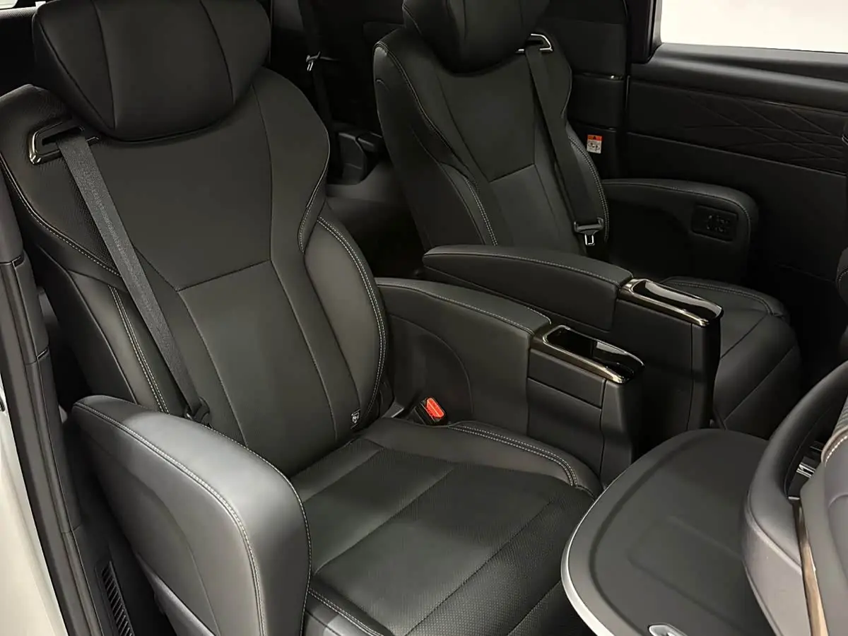 Toyota Alphard 2025 — Photo 5/9