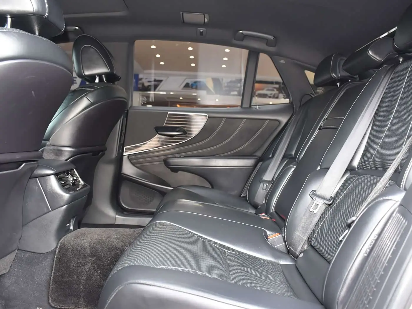 Lexus LS 2020 — Photo 13/20