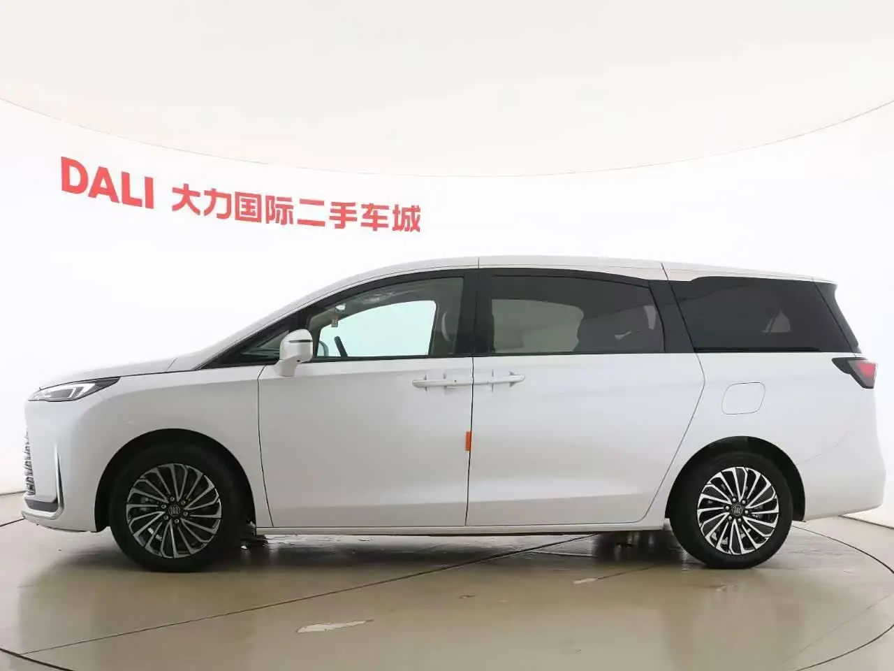 Buick GL8 New Energy 2025 — Photo 4/16