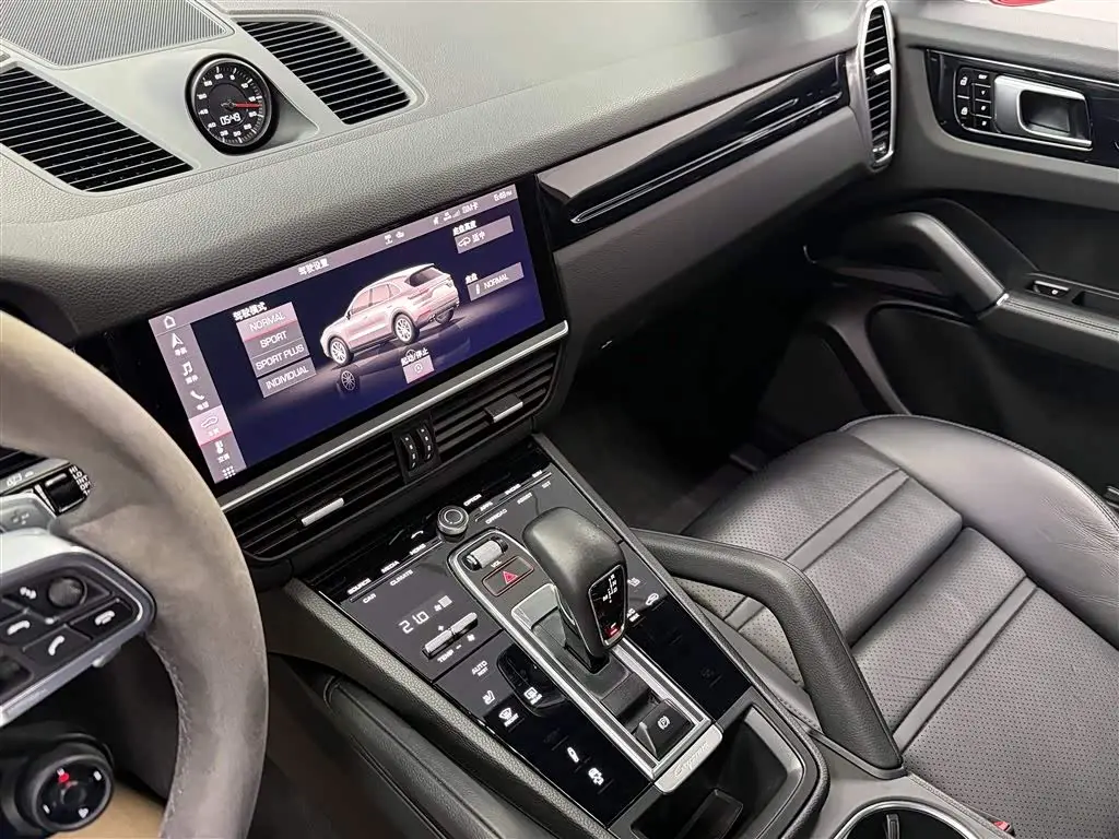 Porsche Cayenne 2021 — Photo 18/20