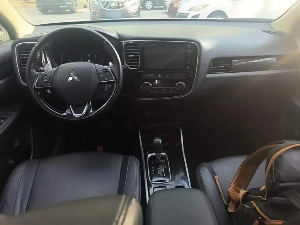 Mitsubishi Outlander 2019 — Şəkil 10/20