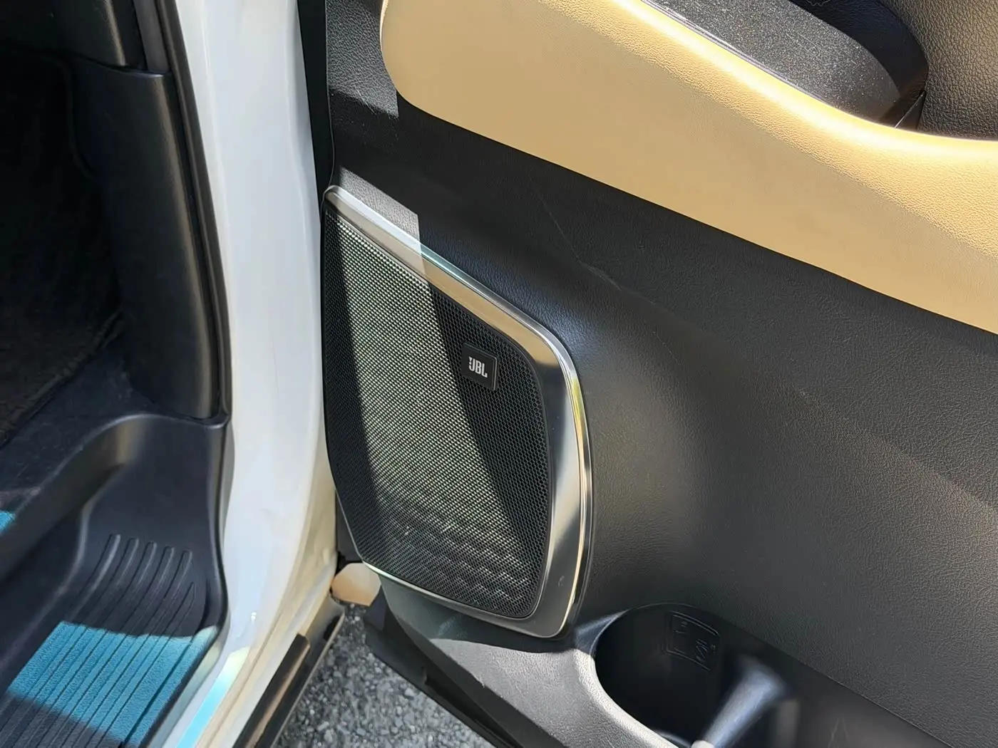 Toyota Alphard 2023 — Photo 18/20