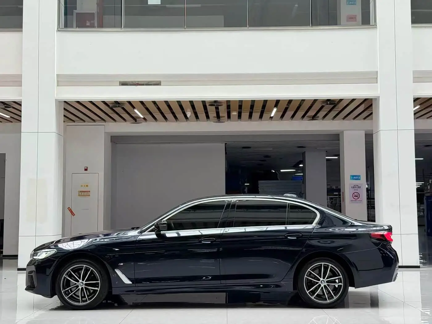BMW 5 Series 2023 — Şəkil 8/20