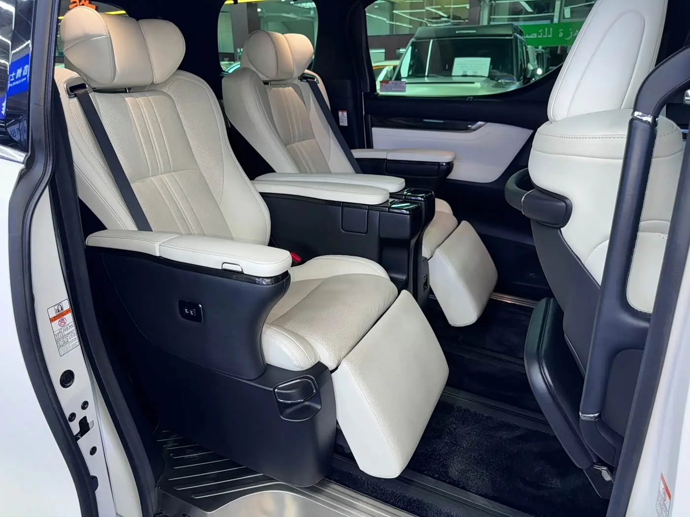 Lexus LM 2020 — Photo 11/13