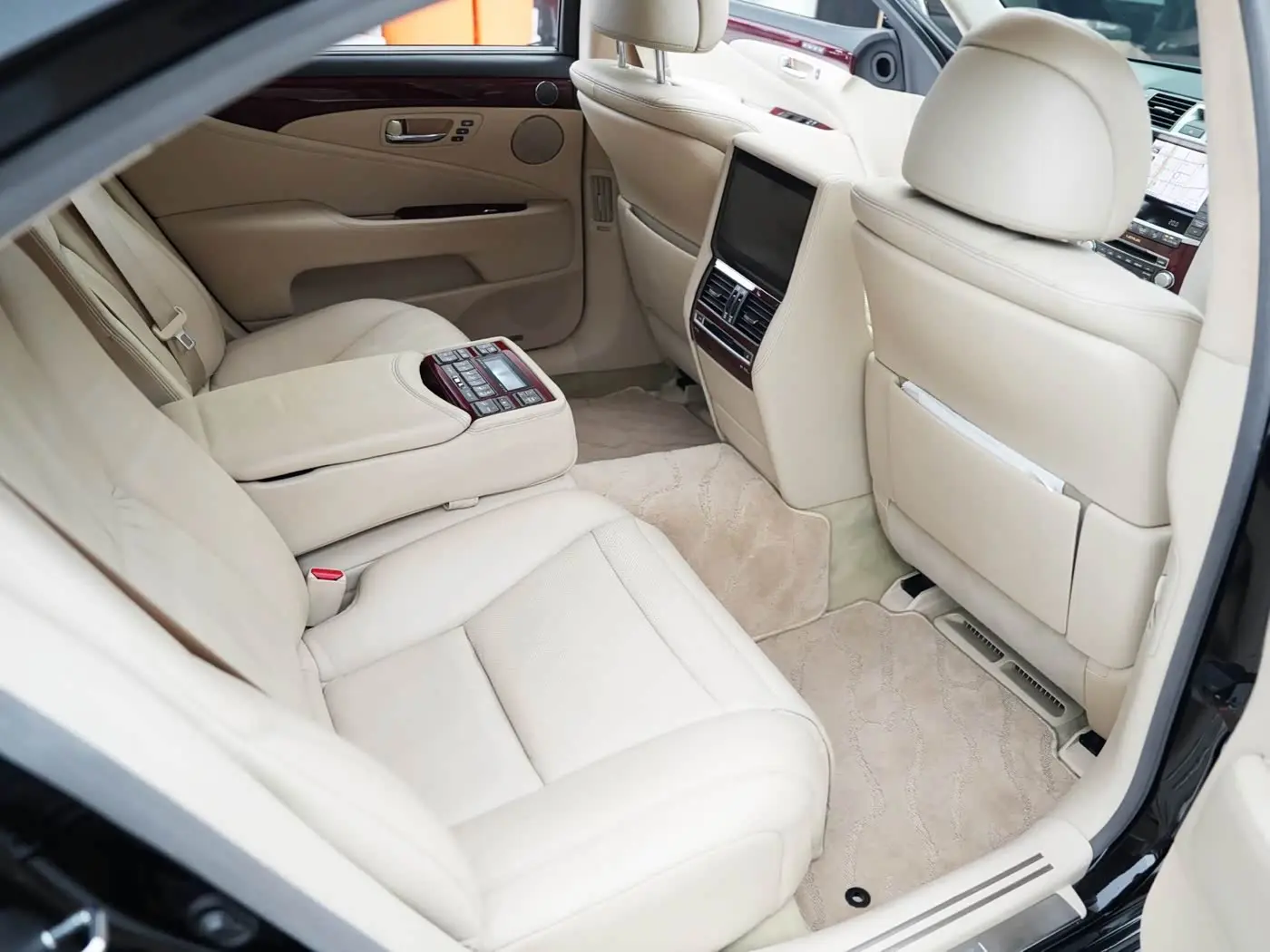 Lexus LS 2010 — Photo 10/17