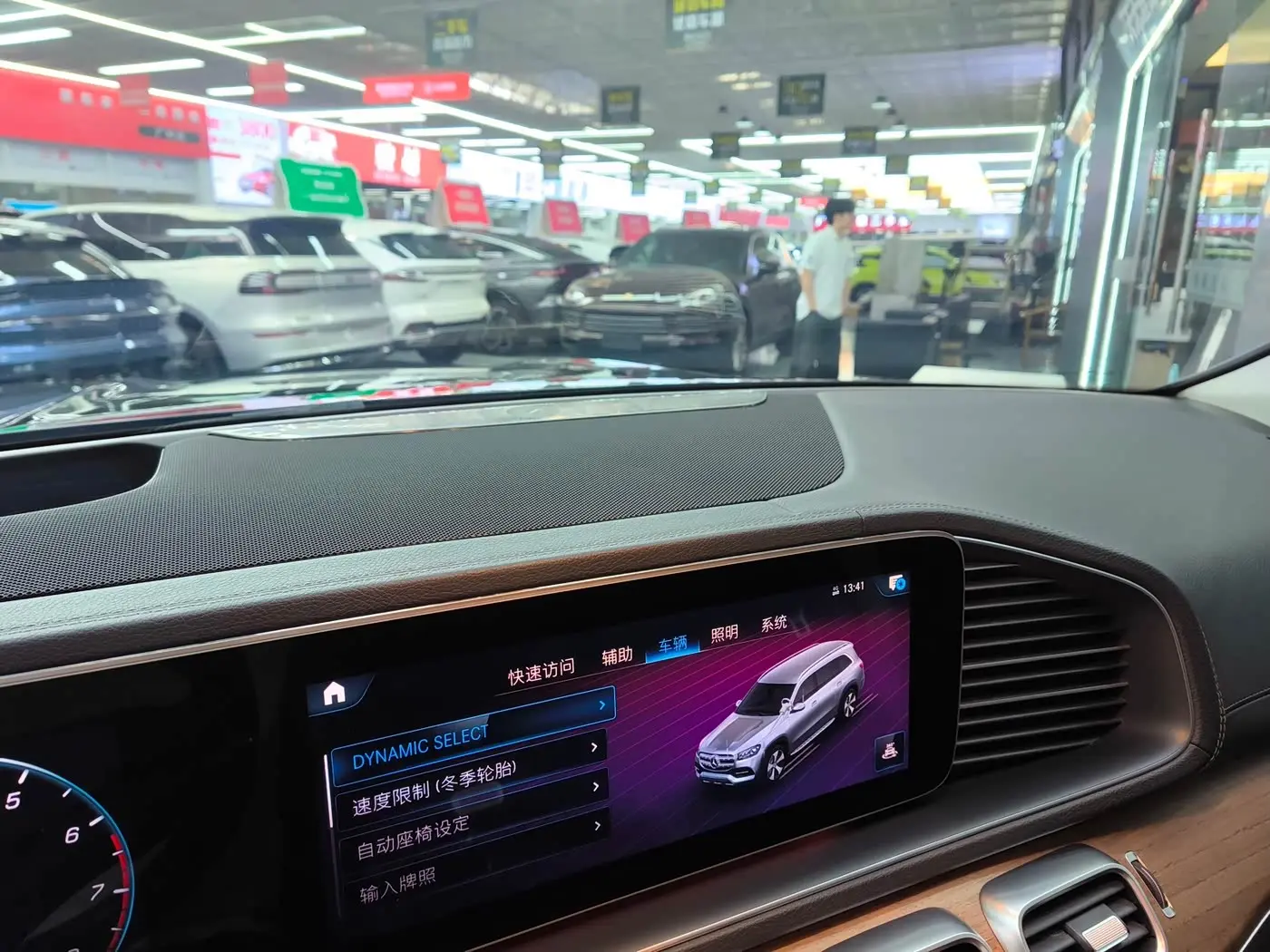 Mercedes-Benz GLS 2021 — Photo 9/20