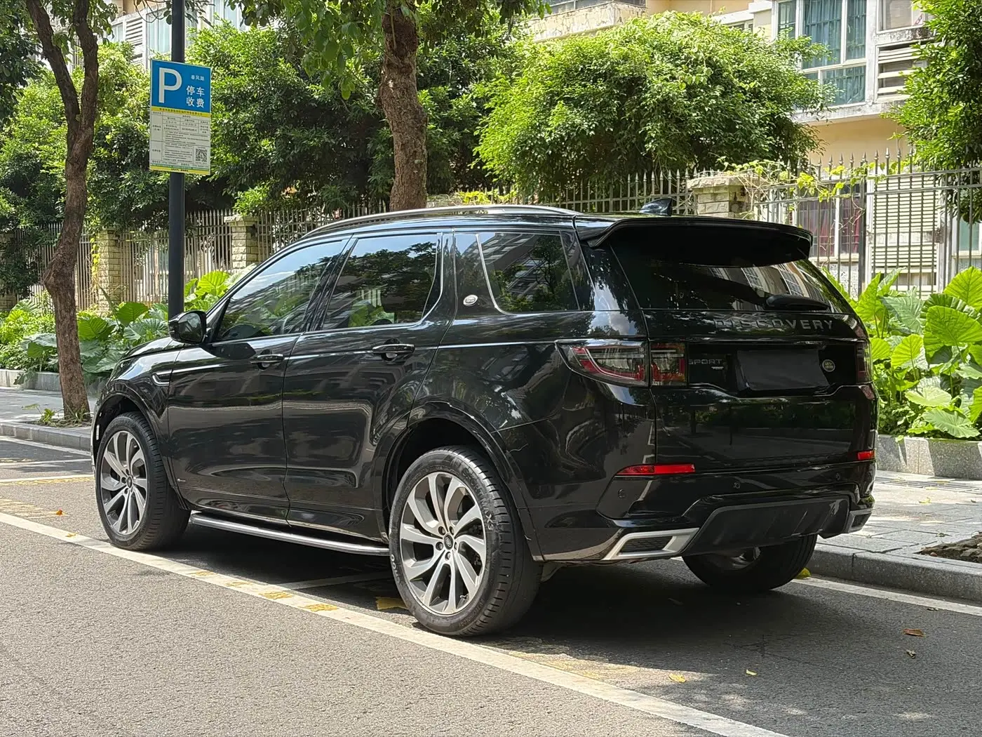 Land Rover Discovery Sport 2021 — Фото 4/9