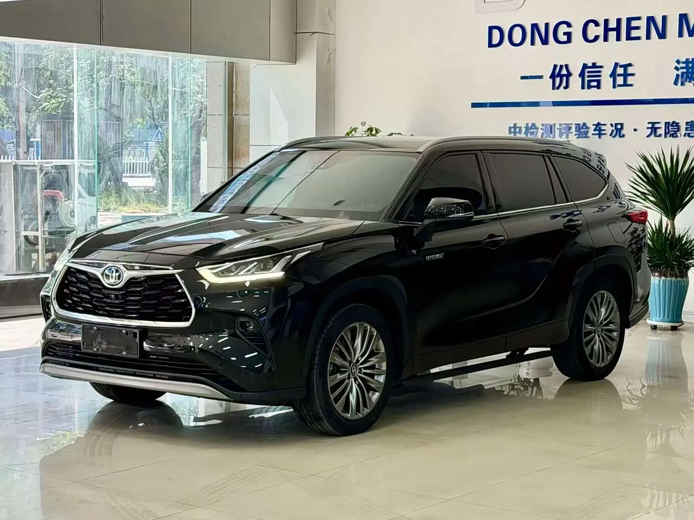 Toyota Highlander 2022 — Фото 1/20