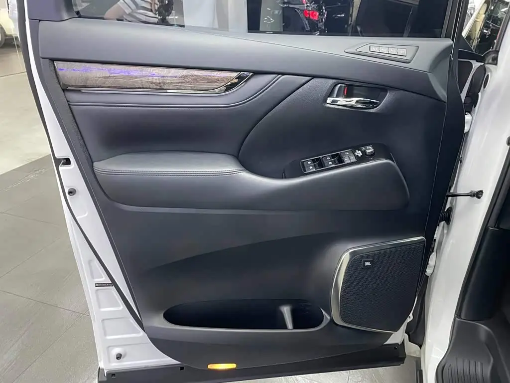 Toyota Alphard 2021 — Фото 14/16