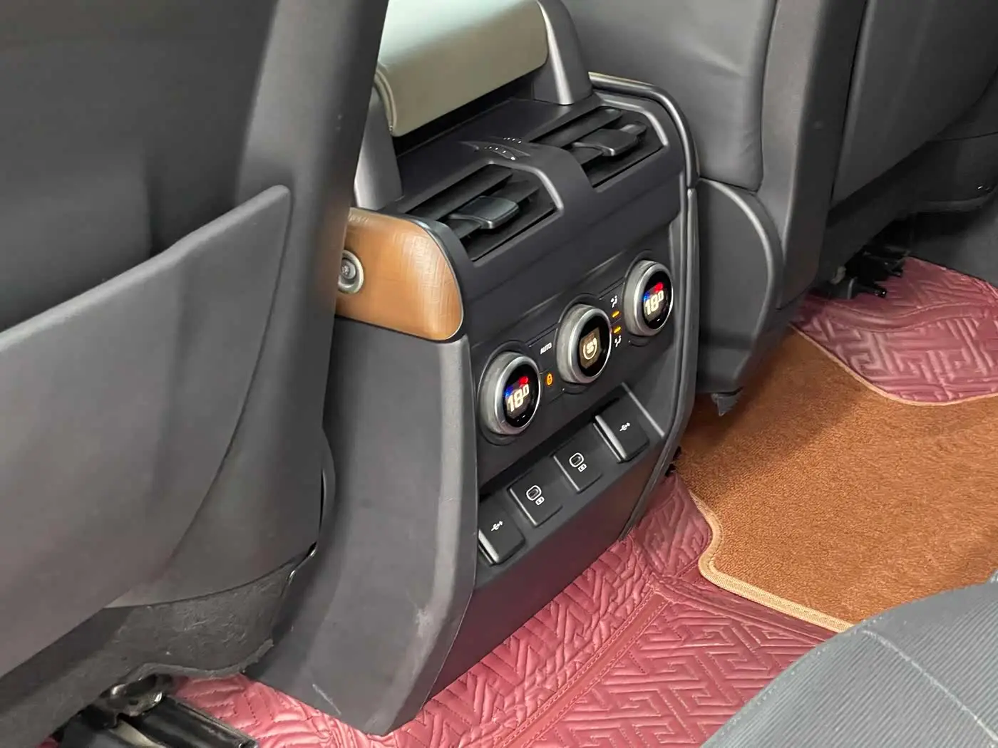 Land Rover Defender 2021 — Photo 17/19