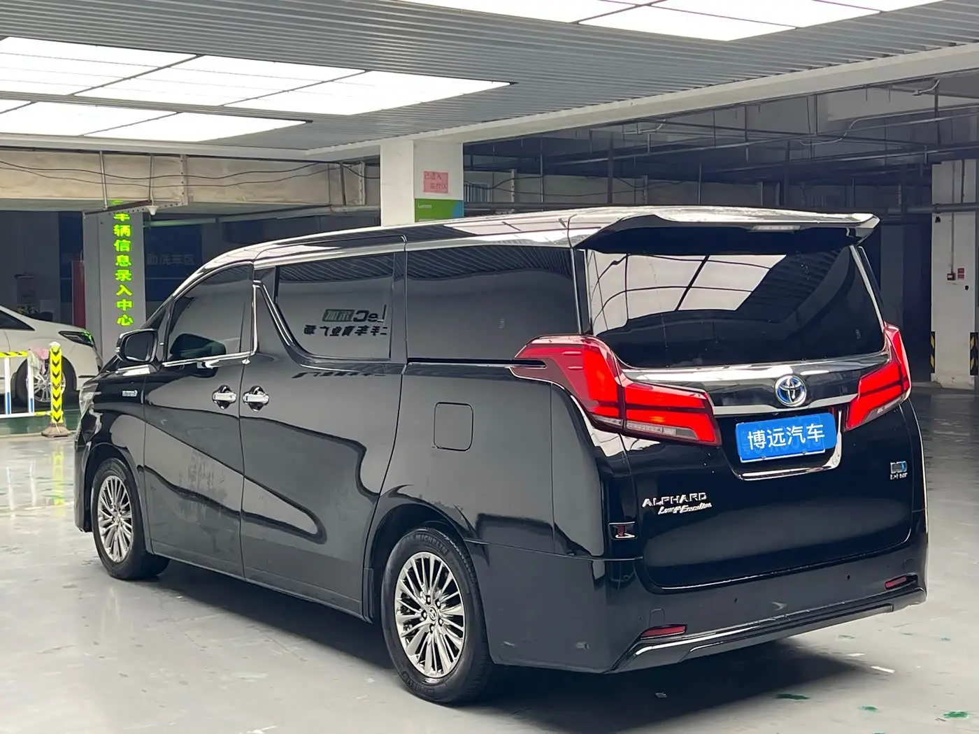 Toyota Alphard 2019 — Фото 11/12