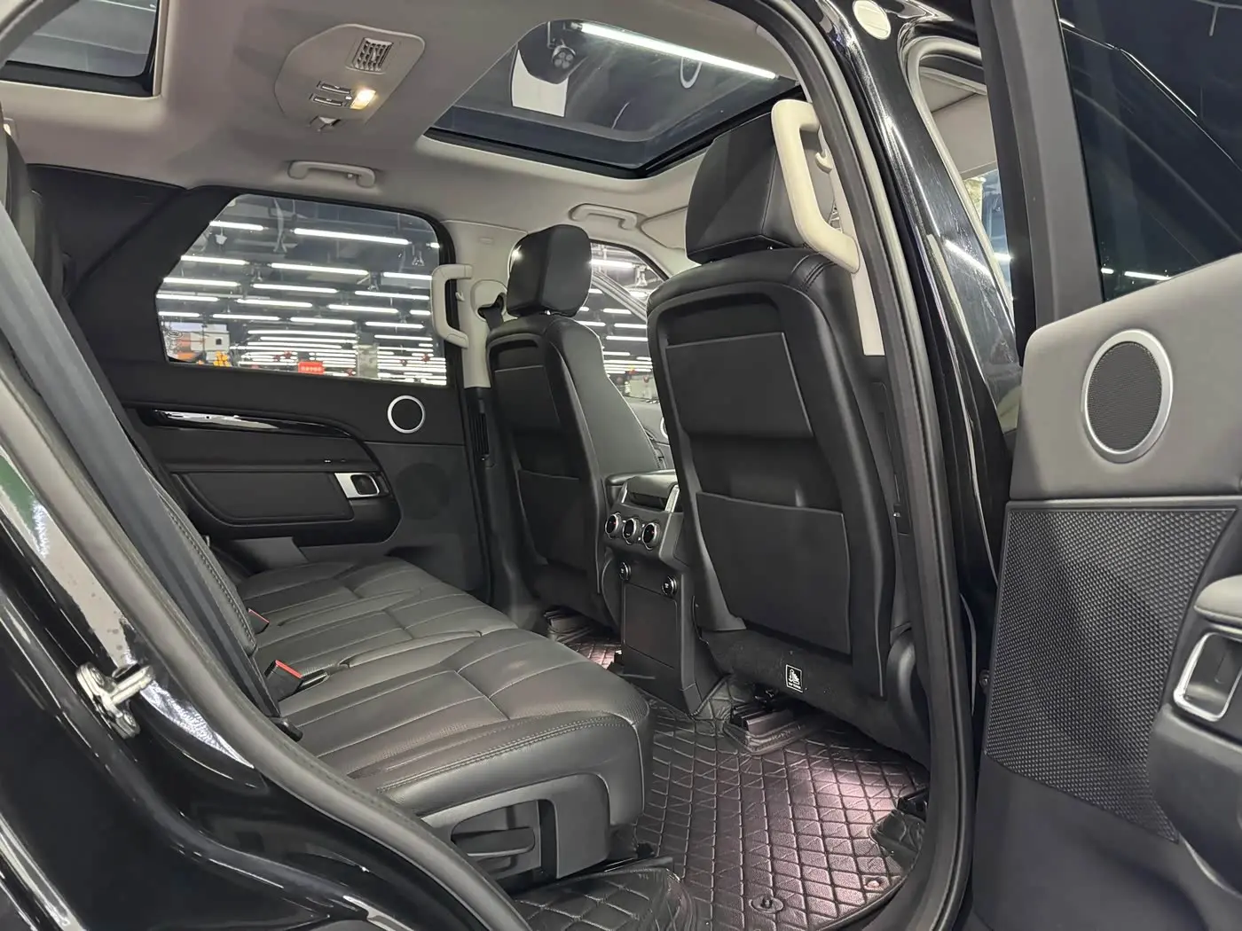 Land Rover Discovery 2020 — Photo 12/15