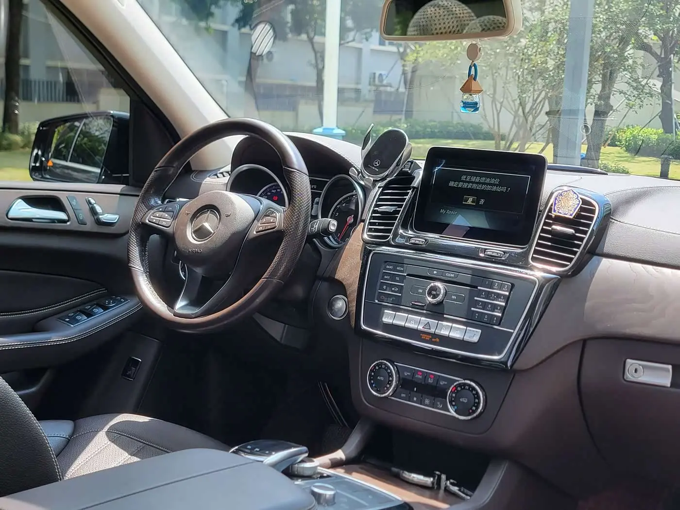 Mercedes-Benz GLE 2016 — Photo 8/15
