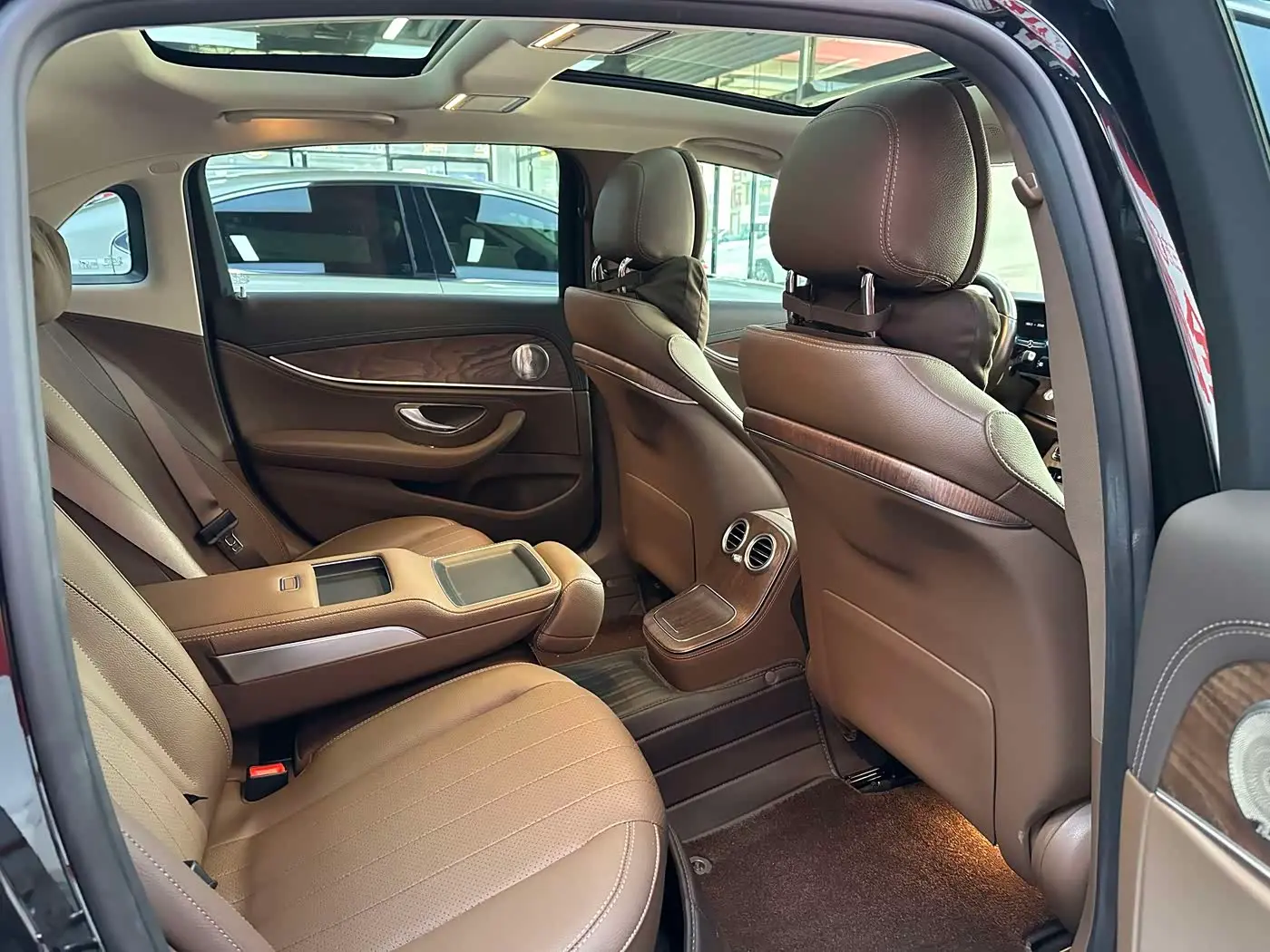 Mercedes-Benz E-Class 2024 — Photo 10/12