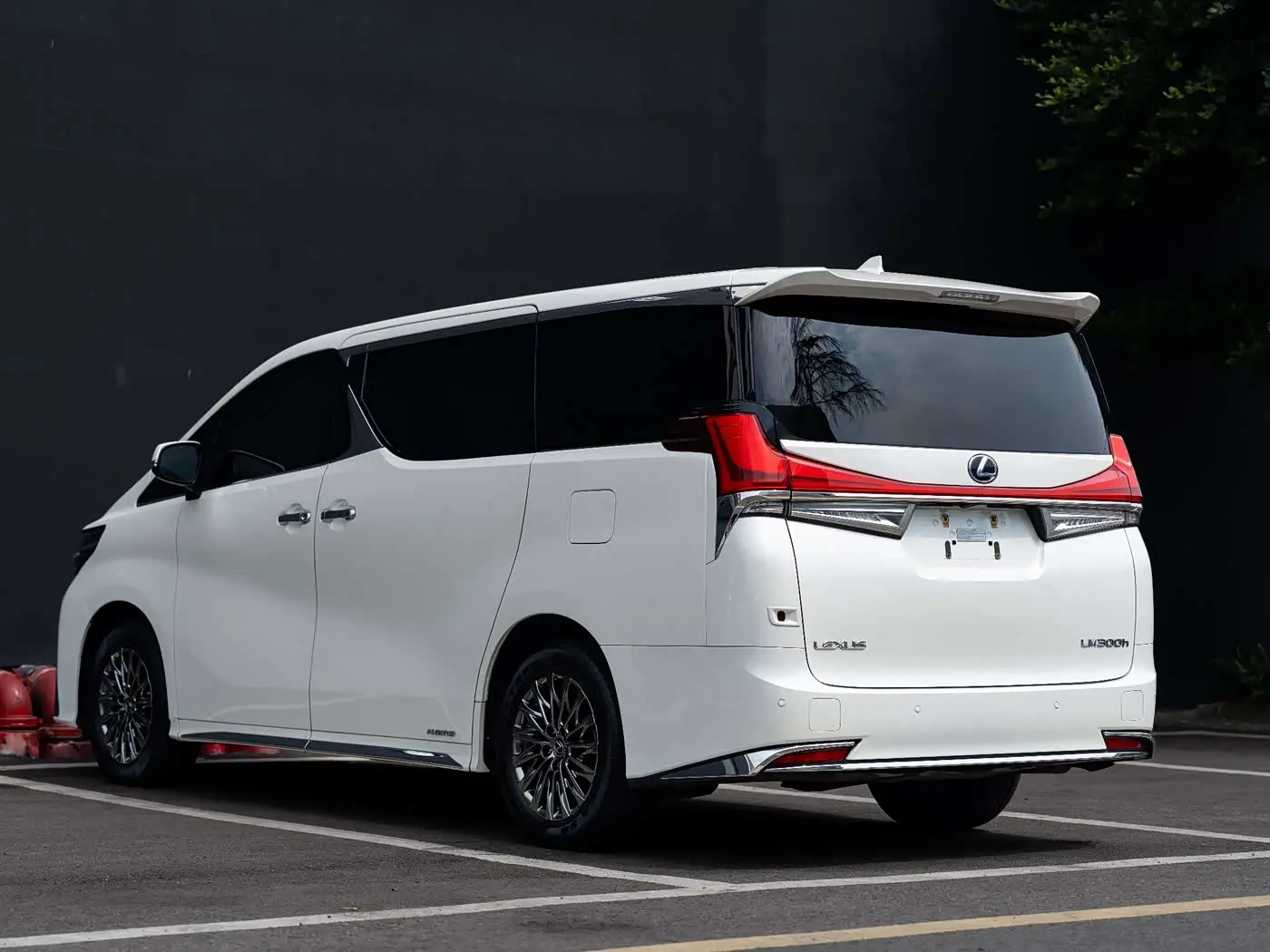 Lexus LM 2022 — Photo 16/18