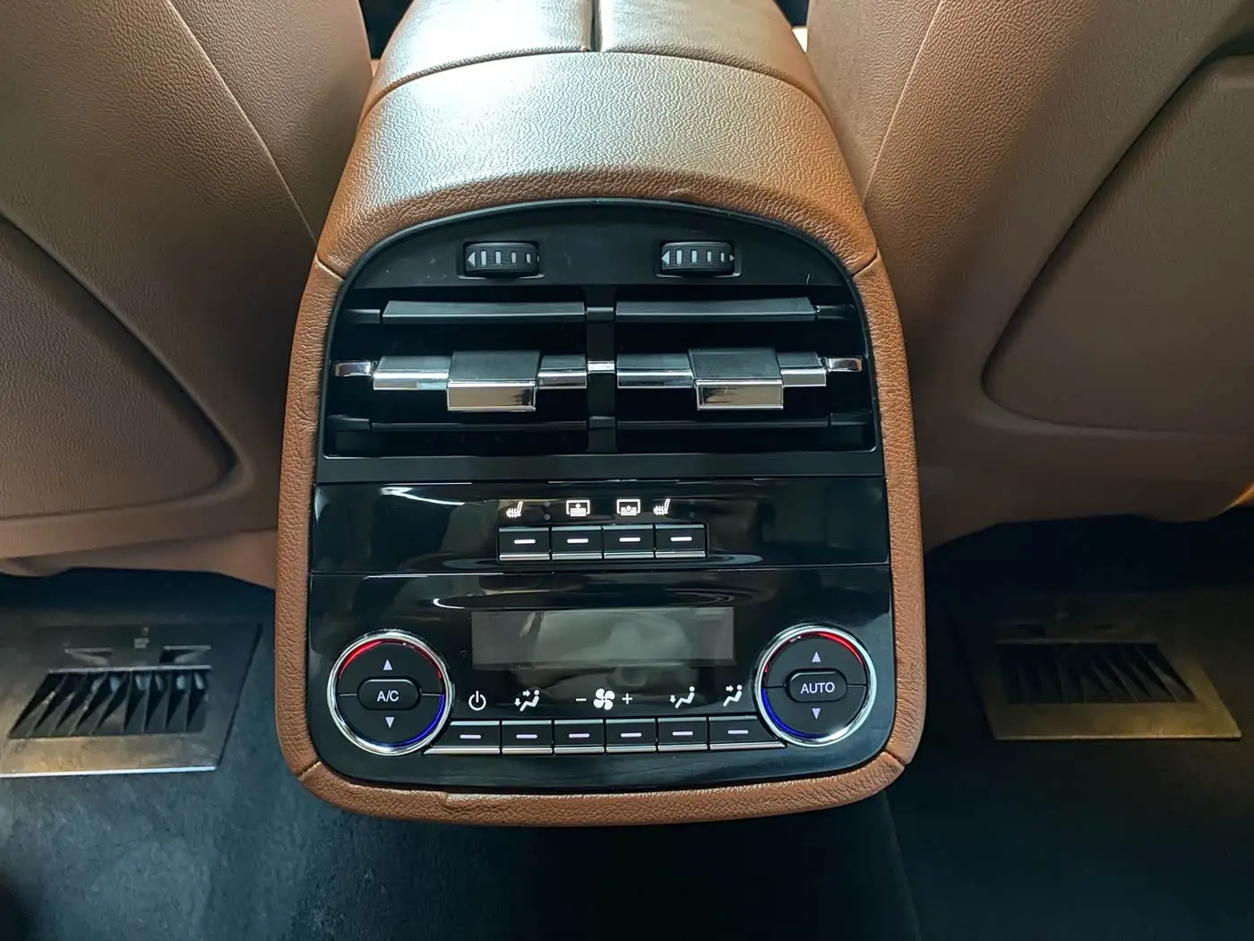 Maserati Quattroporte 2018 — Фото 19/20