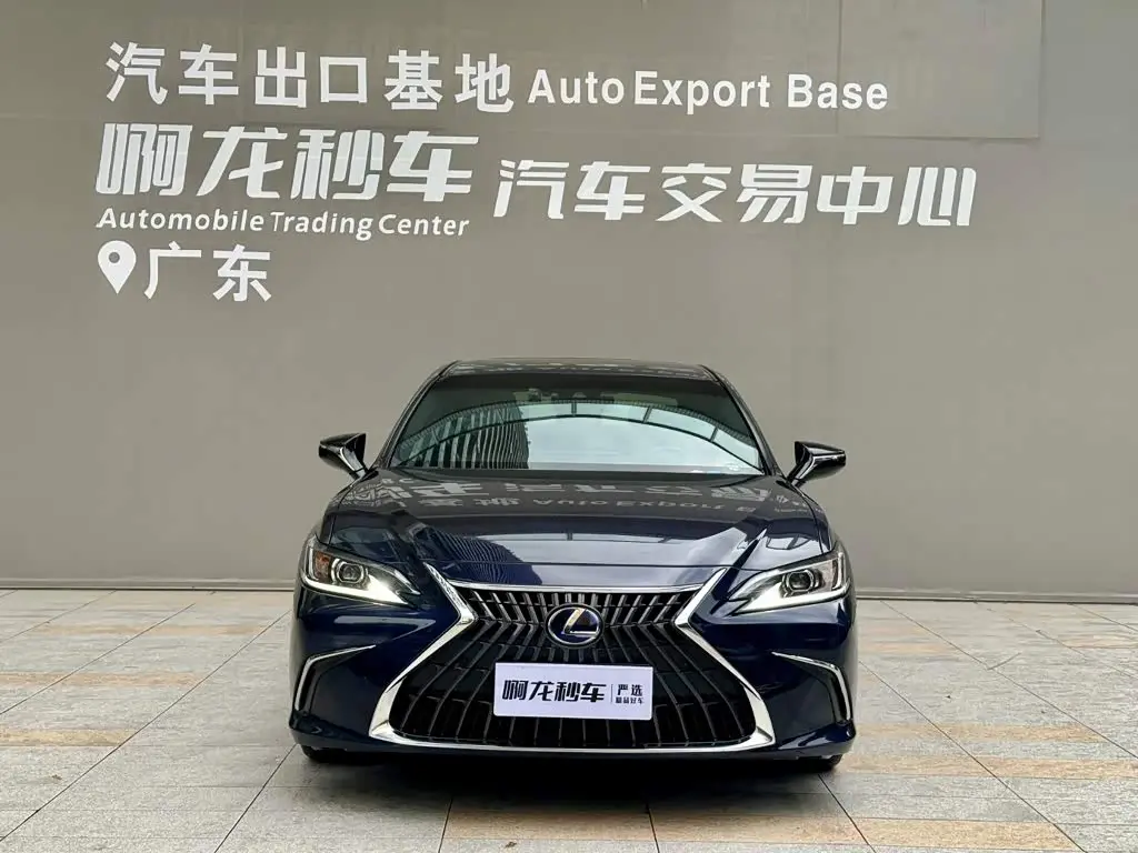 Lexus ES 2022 — Photo 2/14