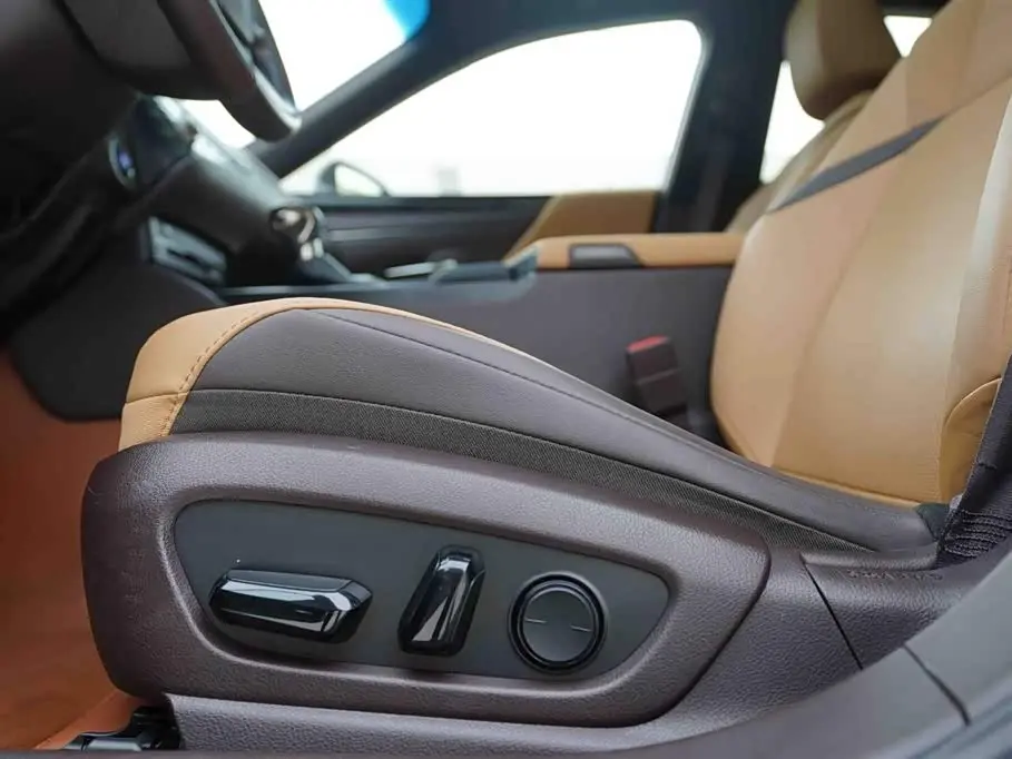 Lexus ES 2021 — Photo 13/20