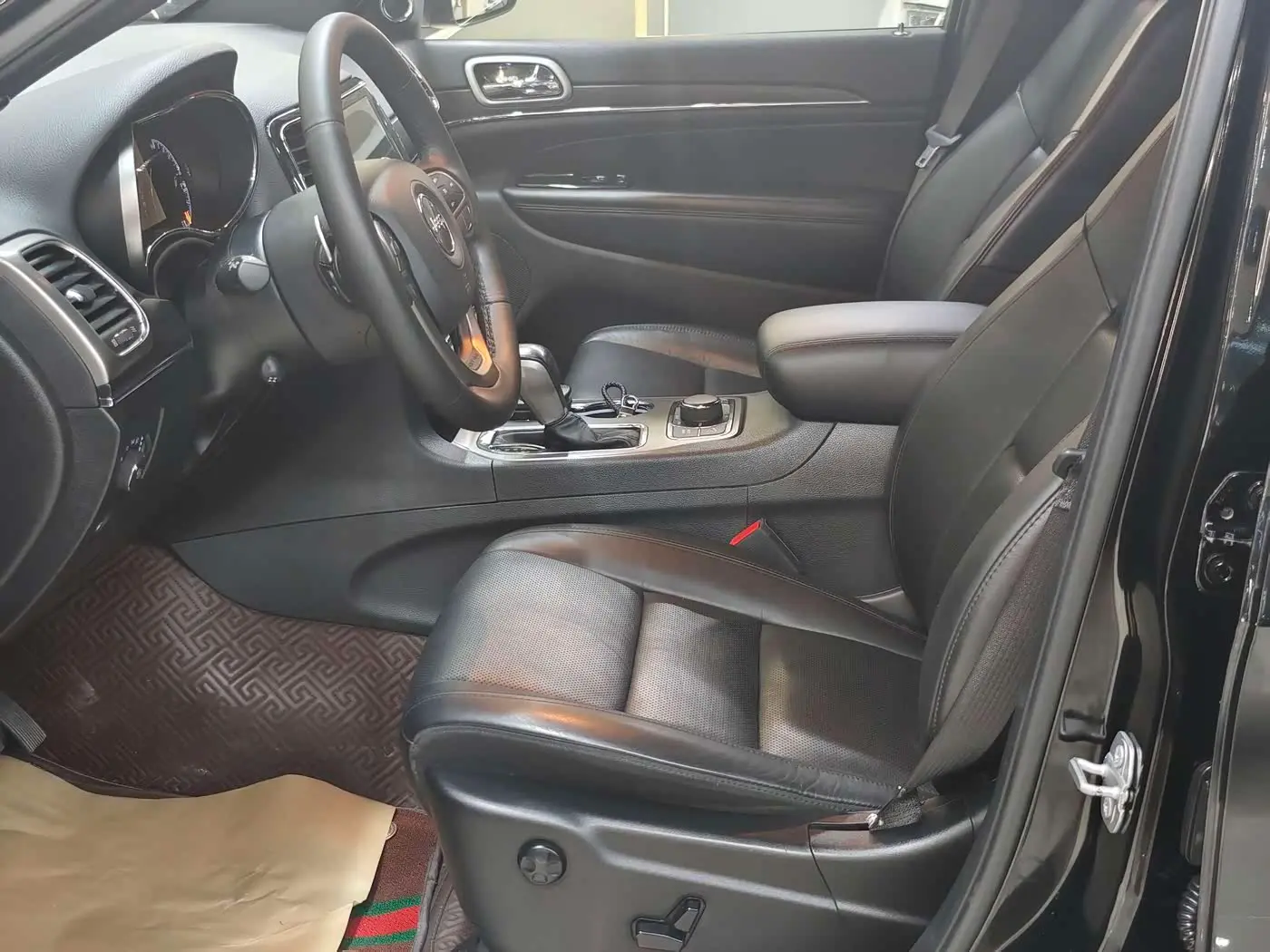 Jeep Grand Cherokee 2020 — Şəkil 11/18