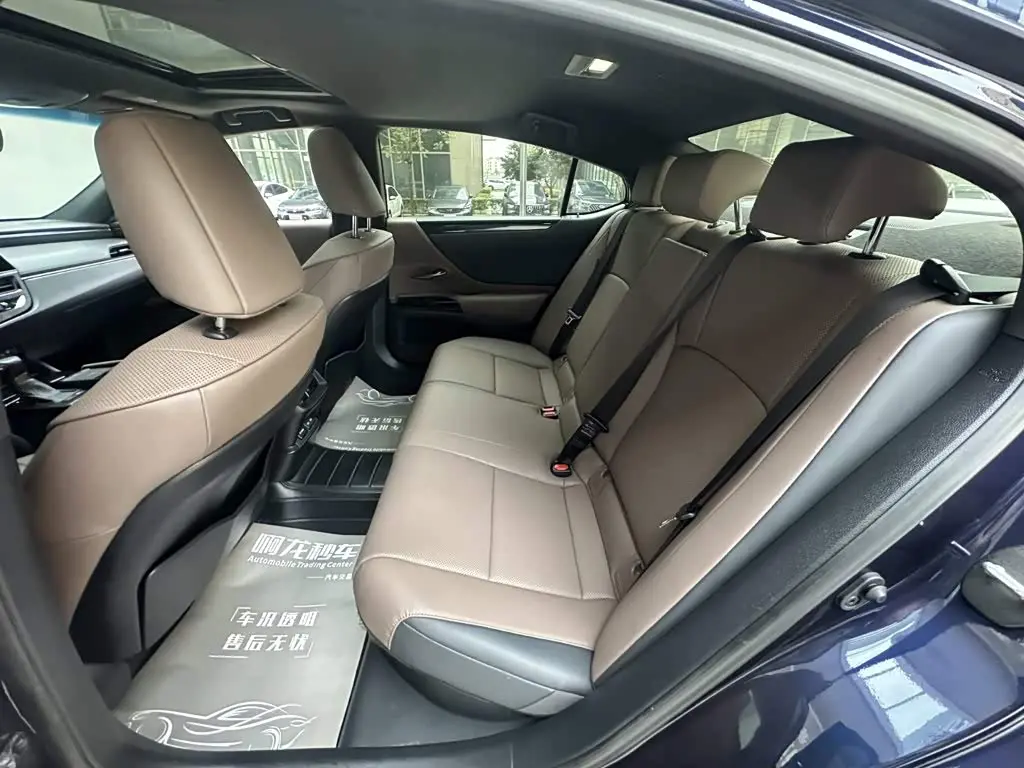 Lexus ES 2022 — Photo 8/14