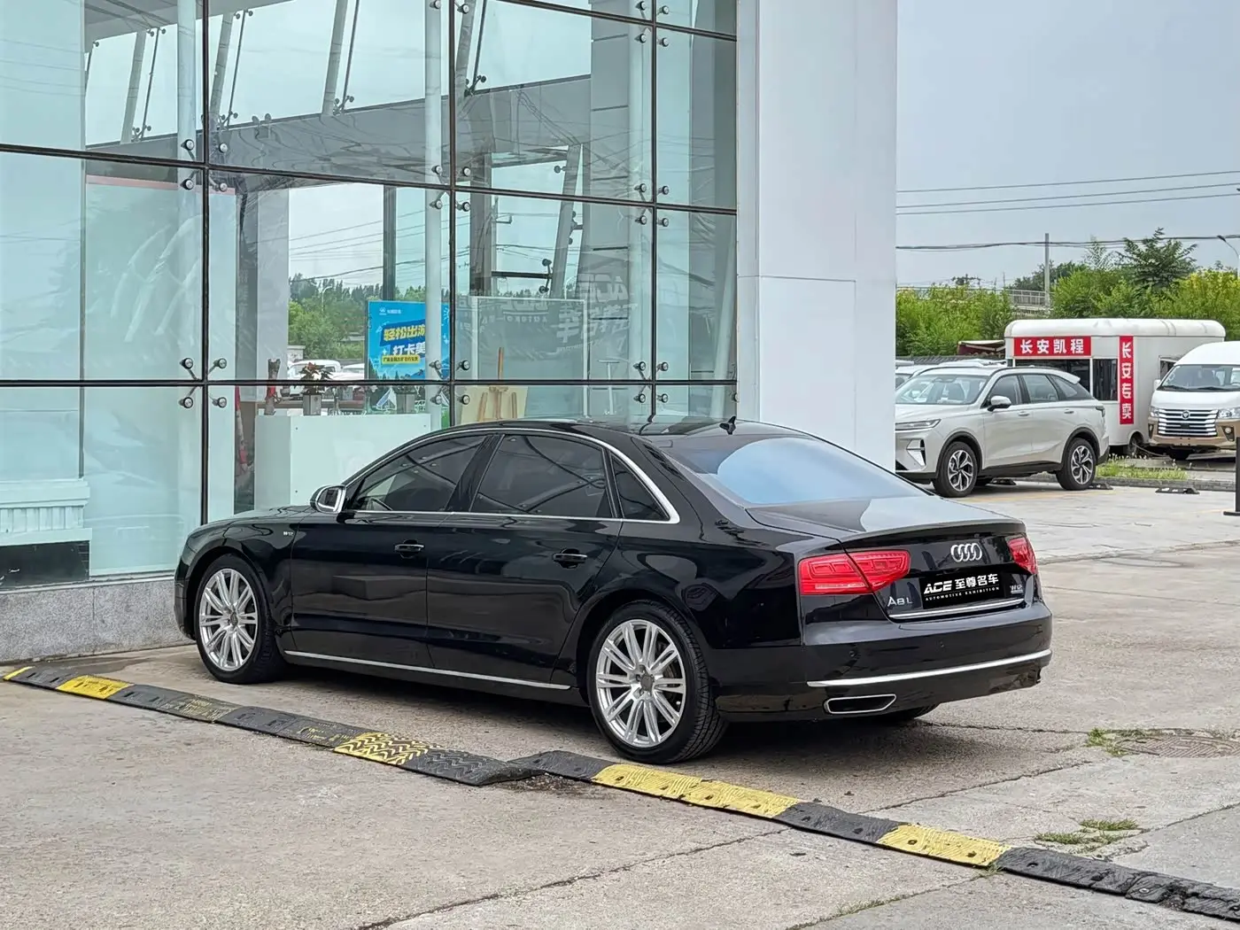 Audi A8 2011 — ფოტო 6/20