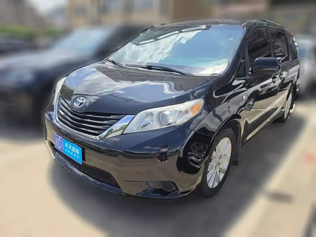 Toyota Sienna 2017 — Photo 1/12