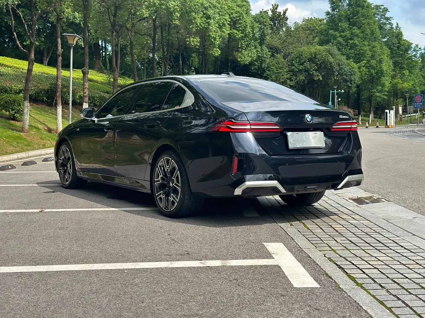 BMW 5 Series 2024 — Photo 9/11