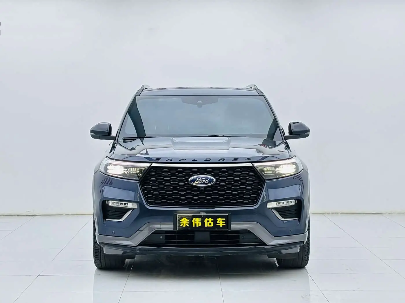 Ford Explorer 2021 — Photo 2/19