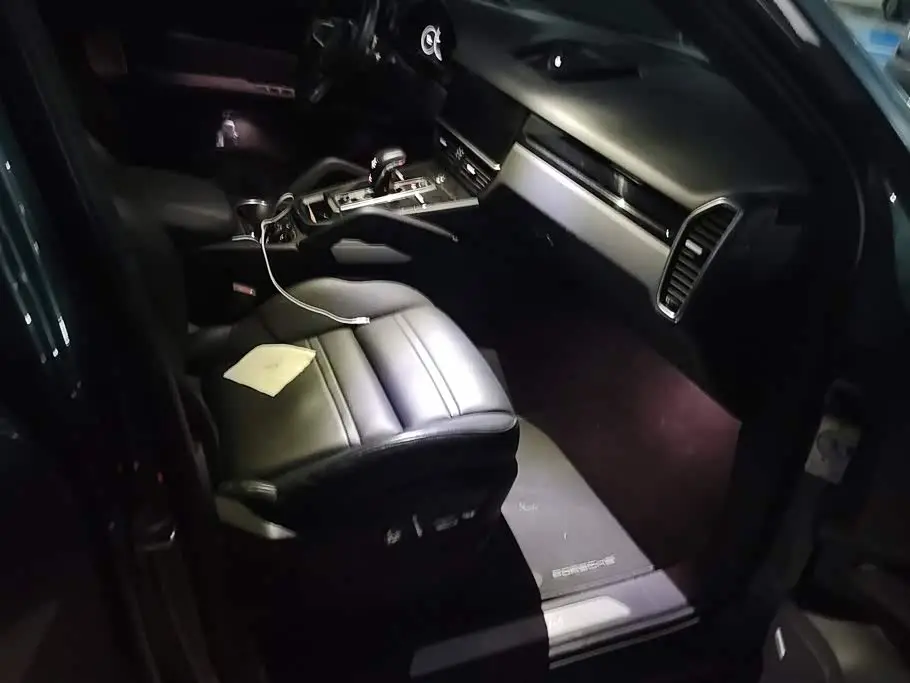 Porsche Cayenne 2019 — ფოტო 8/16