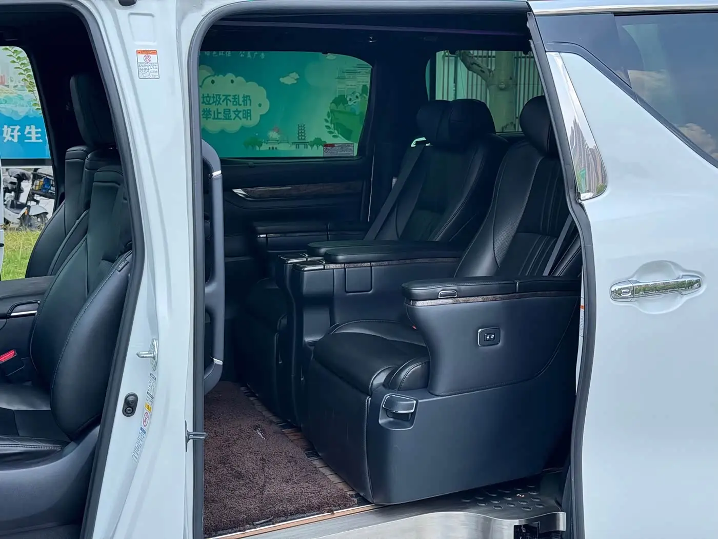 Toyota Alphard 2019 — Photo 8/20