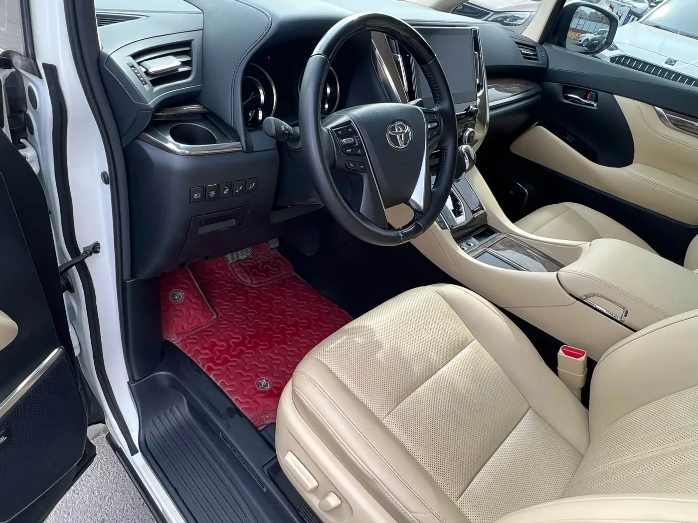 Toyota Alphard 2024 — Photo 4/10
