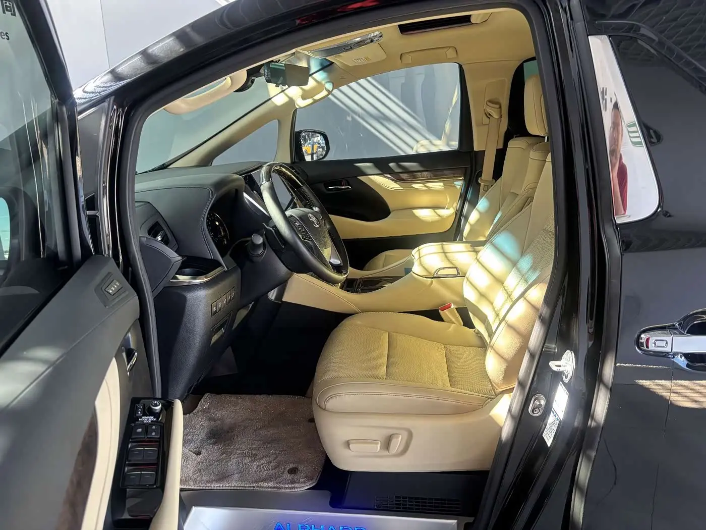 Toyota Alphard 2023 — Photo 12/20
