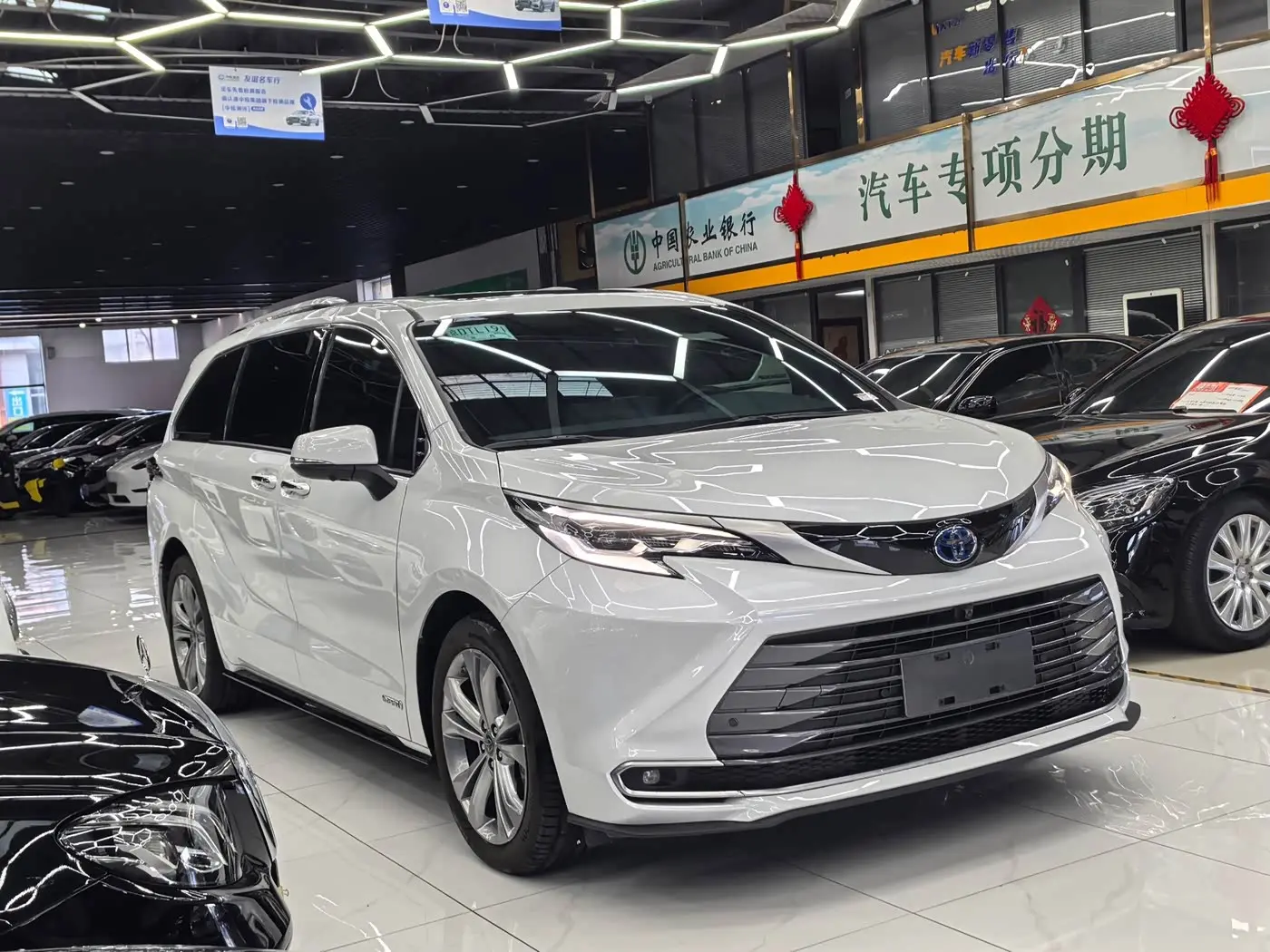 Toyota Sienna 2023 — Фото 3/19