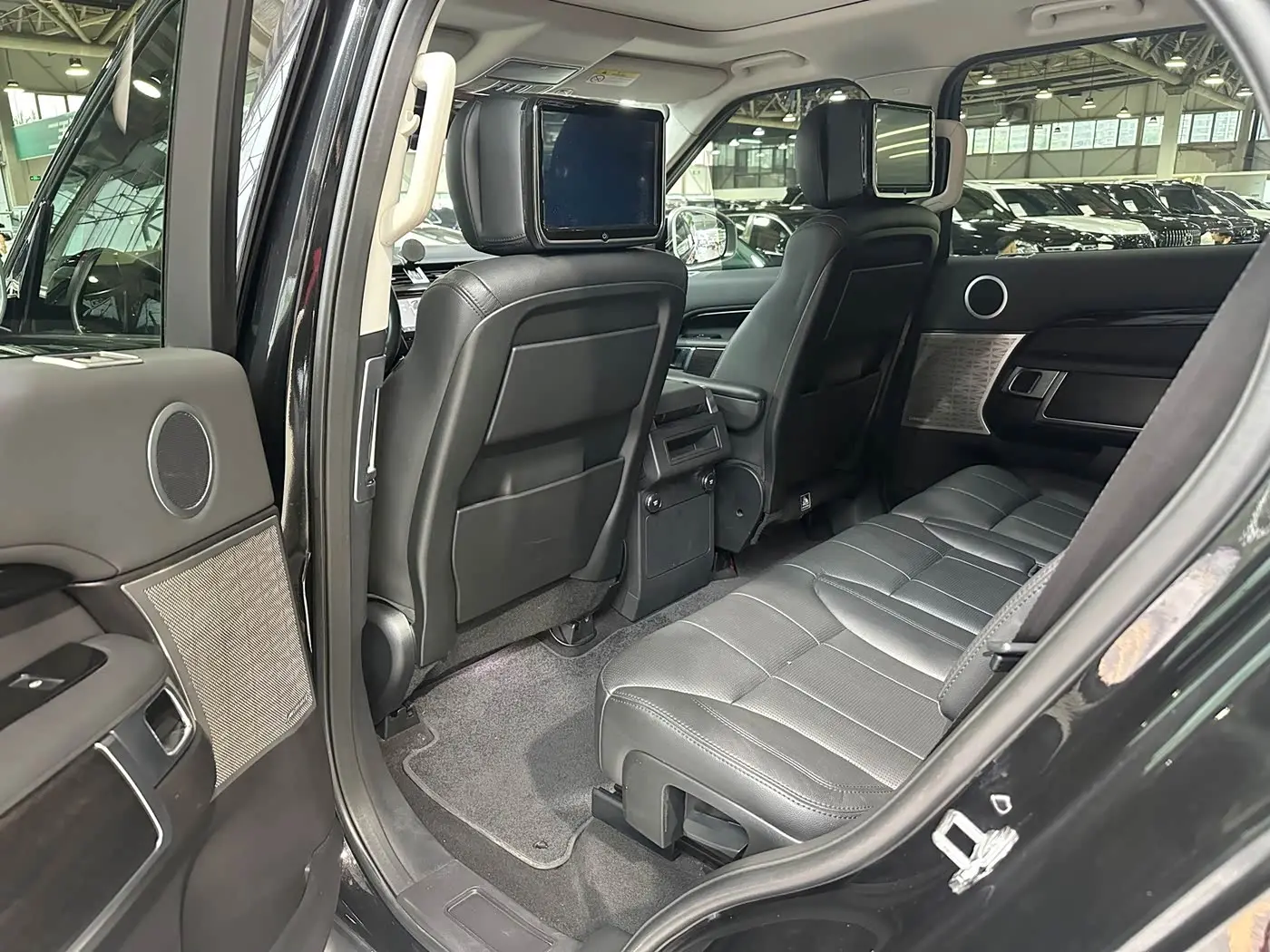 Land Rover Discovery 2018 — Photo 16/19