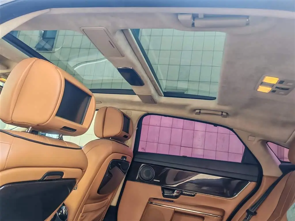 Jaguar XJ 2012 — Photo 12/16