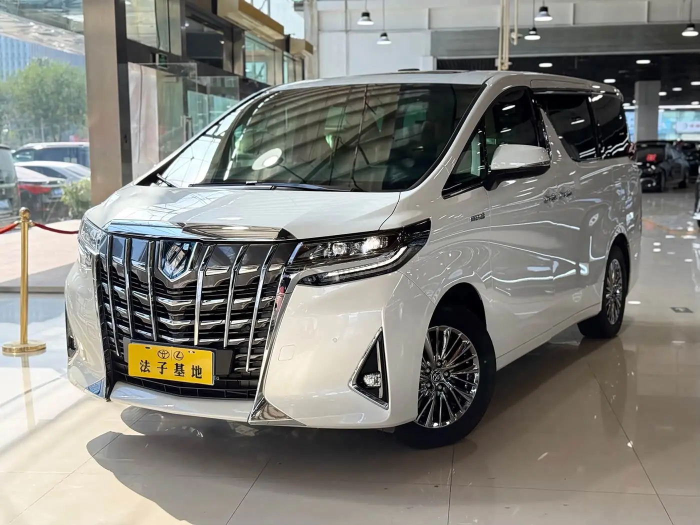 Toyota Alphard 2022 — Фото 1/20
