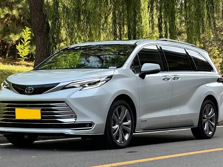 Toyota Sienna 2024 — Photo 1/19