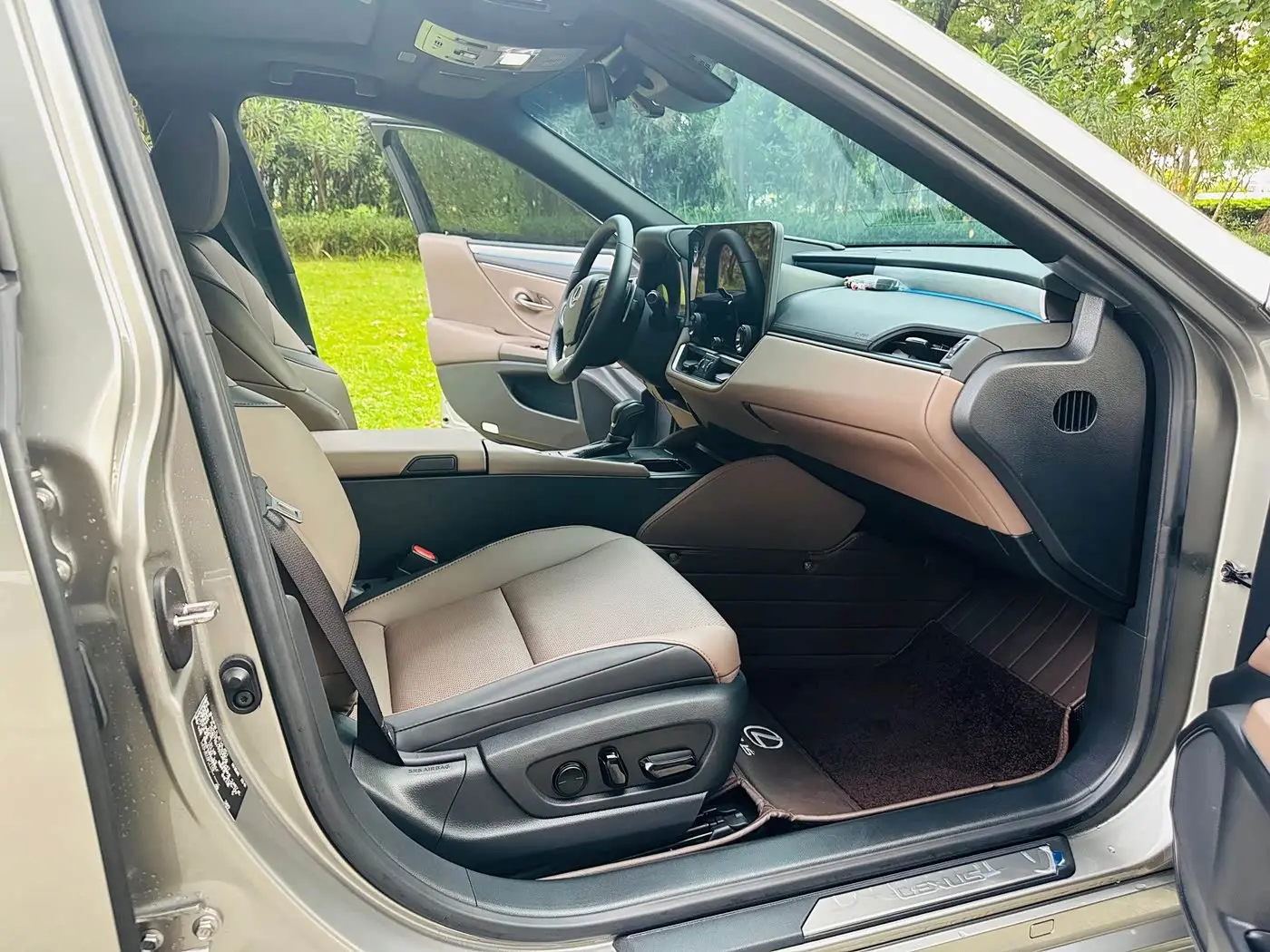 Lexus ES 2025 — Photo 12/19